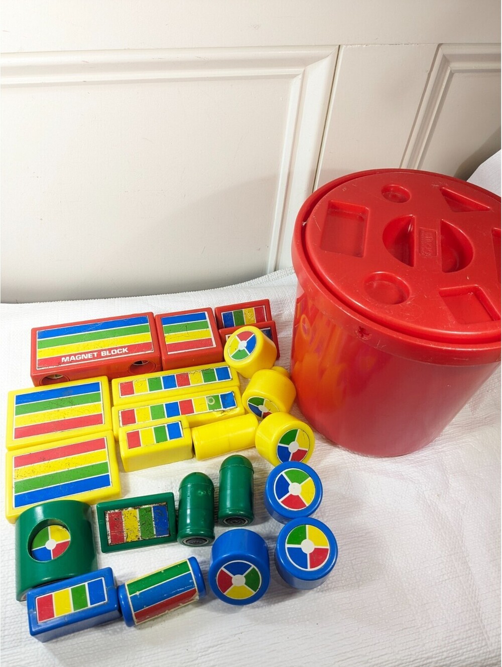 Vintage Hilco Bucket set 22 Magnet Blocks magnetic building toy rainbow primary